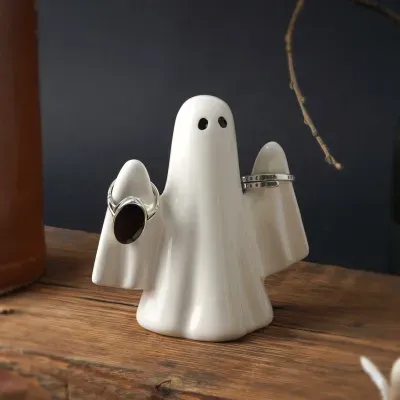 Suporte para anéis cerâmico em forma de fantasma branco com olhos pretos e anéis