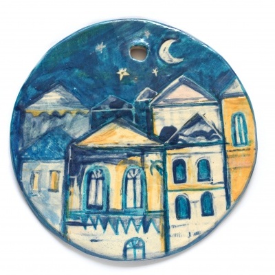 Prato decorativo em cerâmica pintado com casas e um céu noturno estrelado