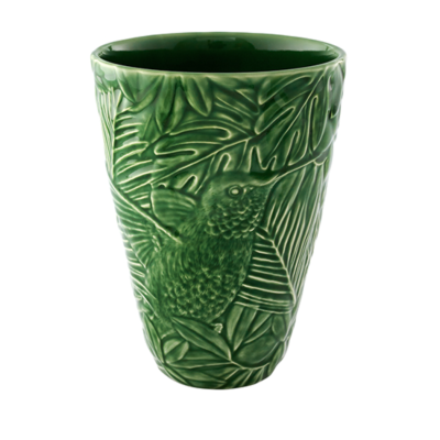 Vaso de cerâmica verde com relevo de folhas e um pássaro