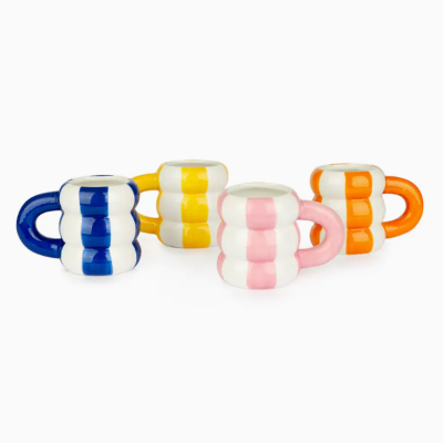 Canecas de cerâmica com faixas de cores vivas e formas onduladas, fundo branco