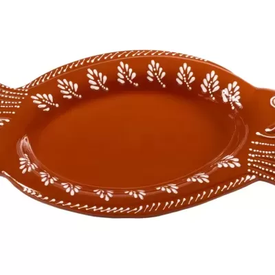 Prato de cerâmica em forma de peixe castanho-avermelhado com desenhos brancos