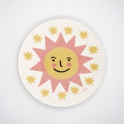 Prato redondo de cerâmica com design de sol e estrelas amarelas e rosa