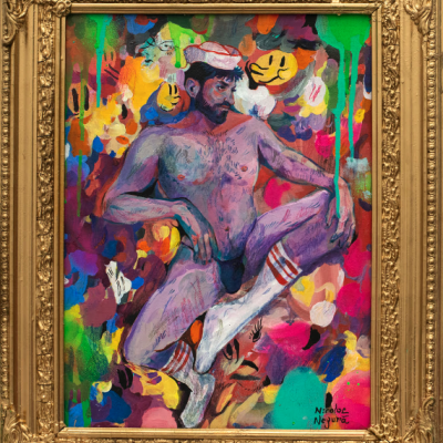 Pintura colorida de homem nu com boné, meias com riscas, fundo abstrato colorido, moldura dourada ornamentada