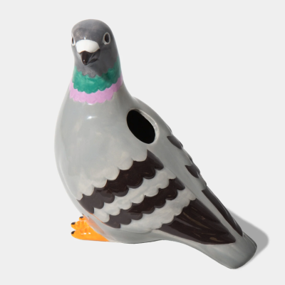 Escultura de cerâmica em forma de pombo colorido