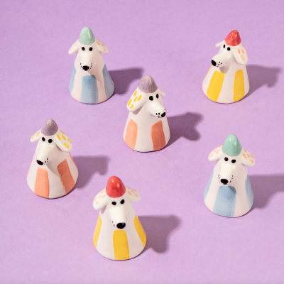 Figuras decorativas em cerâmica com formato de cães coloridos