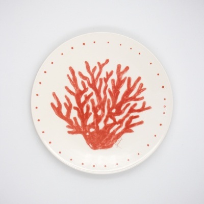 Prato redondo com estampa de coral vermelho e pontos vermelhos na borda
