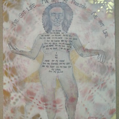 desenho artístico de figura humana com texto em fundo rosa e dourado