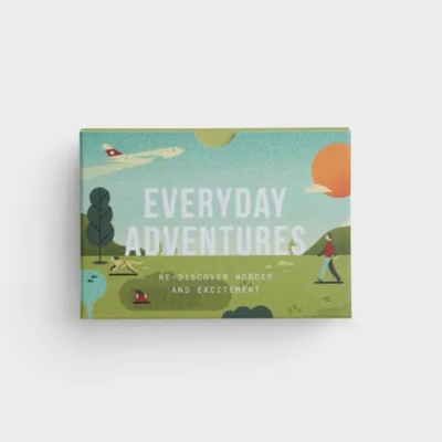 Caixa ilustrada com texto 'EVERYDAY ADVENTURES' e elementos naturais