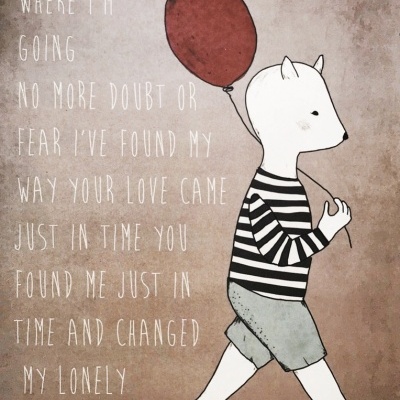 Desenho de urso a caminhar com balão vermelho e texto inspirador em inglês no fundo bege