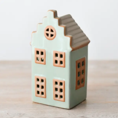Figura decorativa em cerâmica de casa verde claro com janelas bege alaranjado