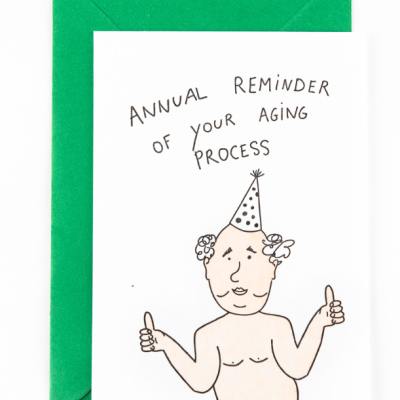 Cartão comemorativo branco com ilustração de homem envelhecido e texto manuscrito acompanhado de envelope verde