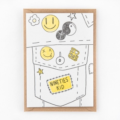 Cartão postal ilustrado com bolso e patches coloridos sobre fundo branco