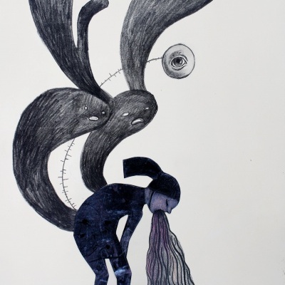 Desenho em papel com personagem humanoide e figuras negras alongadas expressivas, fundo branco.