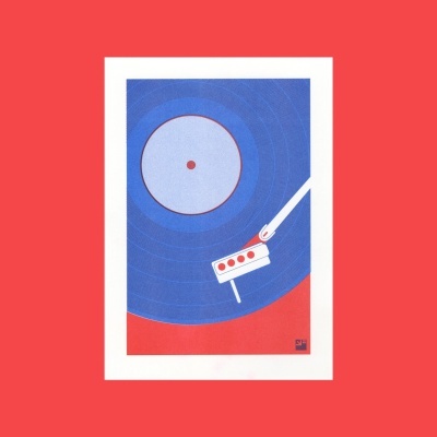 Ilustração estilizada de gira-discos em azul, branco e vermelho com fundo vermelho