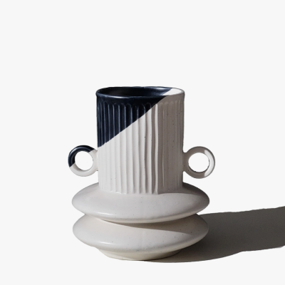 Vaso cerâmico branco com parte superior preta e duas alças circulares em fundo branco