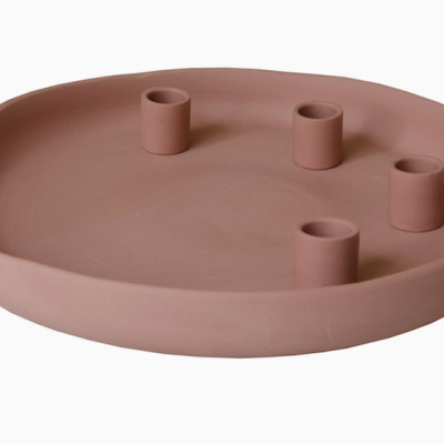 Castiçal redondo de cerâmica rosa claro com quatro suportes para velas