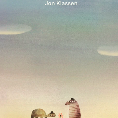 Capa de livro UMA PEDRA CAI DO CÉU de Jon Klassen com figuras animadas e céu