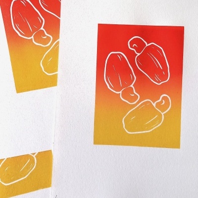 Folhas impressas com ilustrações de pimentos em degradê vermelho e amarelo