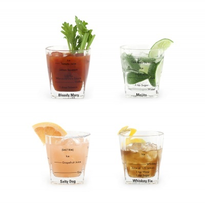 Quatro copos transparentes com cocktails Bloody Mary, Mojito, Salty Dog e Whiskey Fix, cada um com ingredientes e decoração distintas.