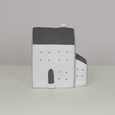 Miniatura de casa decorativa em cerâmica branca com telhado cinza escuro