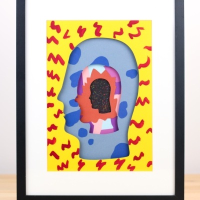 Quadro com arte de silhuetas de cabeças humanas coloridas sobre fundo amarelo com padrões vermelhos.