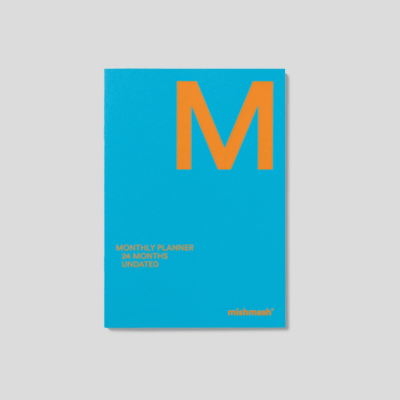 Planeador mensal azul com letra laranja M e texto em laranja