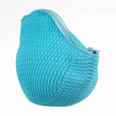 Bolsa ou estojo azul claro com textura ondulada e zíper