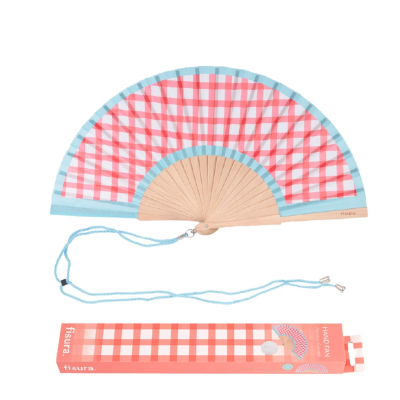 Leque vermelho e branco com acabamentos azuis claros e embalagem rosa quadriculada