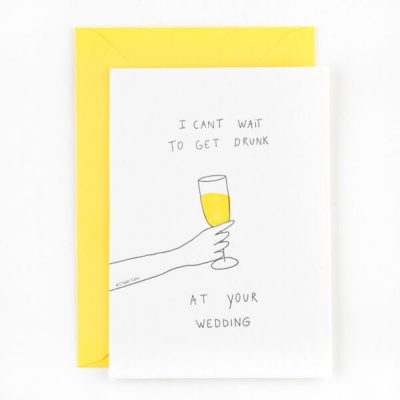 Cartão branco com desenho de braço segurando taça e texto em inglês, com envelope amarelo