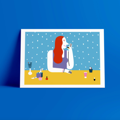 Ilustração mulher ruiva a beber com objectos coloridos numa mesa amarela sobre fundo azul