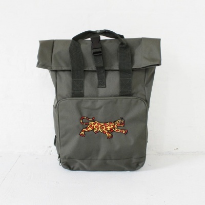 Mochila cinzenta com bolso frontal e leopardo colorido