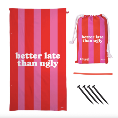 Toalha de riscas vermelhas e rosas com texto, saco de cordão, fita e estacas.