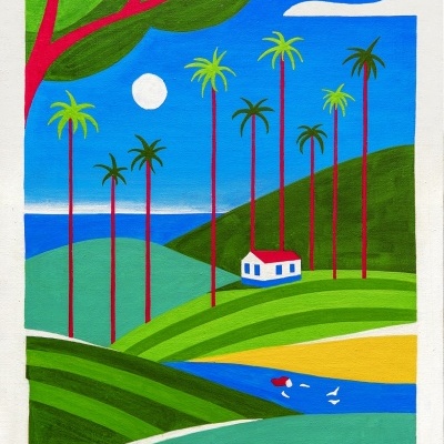 Ilustração colorida de paisagem com palmeiras, casa pequena, colinas verdes e corpo de água