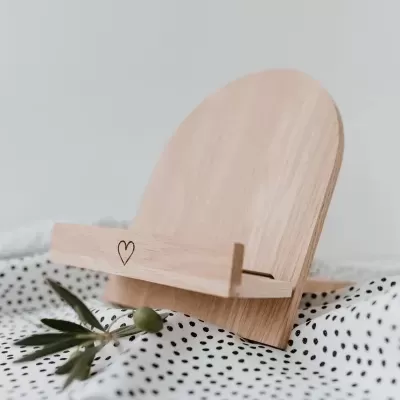 Suporte de madeira para livro ou tablet com coração gravado