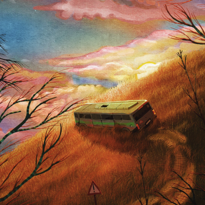 Autocarro verde e branco em estrada estreita rodeada de campos dourados ao entardecer