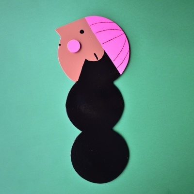 adesivo decorativo figura estilizada roupa preta cabelo rosa