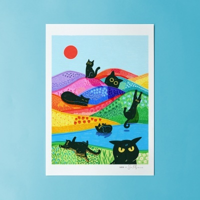 Poster colorido com gatos pretos estilizados em colinas coloridas e um sol vermelho no céu