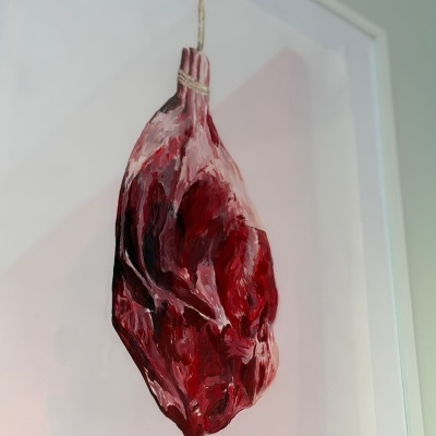 Pintura realista de carne vermelha pendurada por cordão
