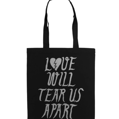 Saco de tecido preto com texto cinzento LOVE WILL TEAR US APART e coração partido no centro