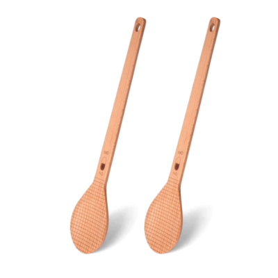 Duas colheres de pau com cabo longo e superfície quadrada em madeira clara