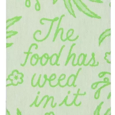 Toalha branca com padrão verde e texto 'The food has weed in it'