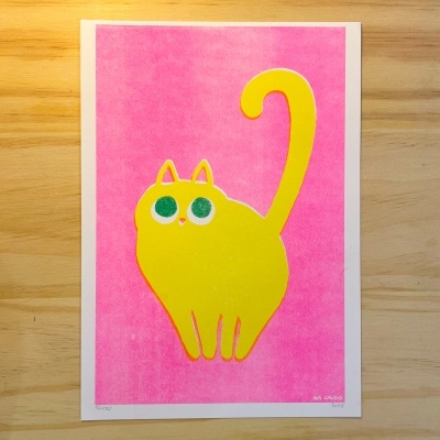 Ilustração de gato amarelo com olhos verdes e fundo rosa