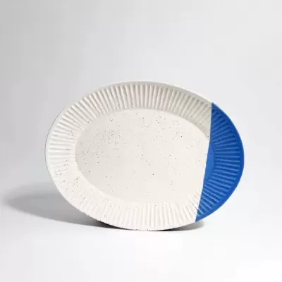 Prato oval de cerâmica branco e azul com textura canelada