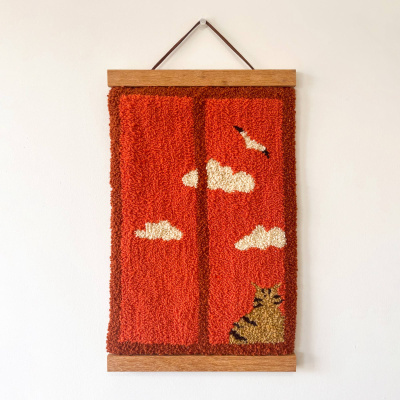 Tapeçaria decorativa de parede com nuvens e gato em lã cor de ferrugem e castanho