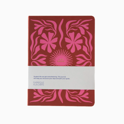 Agenda castanha com flores rosas e texto DIARY 2023/2027