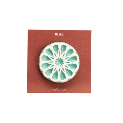 Íman redondo de cerâmica com padrão floral verde água e branco em cartão castanho vermelho