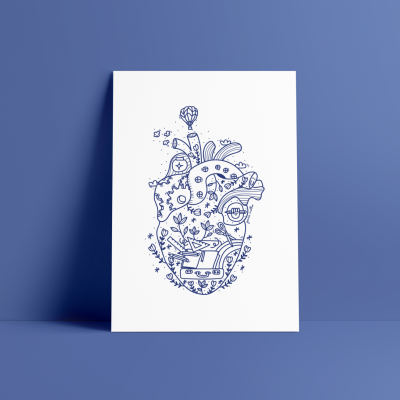 Cartaz branco com ilustração azul escura de um coração anatómico e elementos botânicos encostado a parede azul.