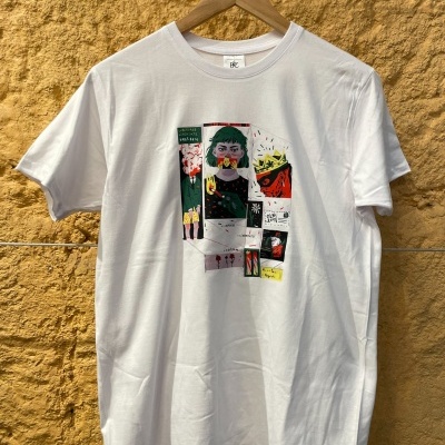 T-shirt branca com estampa colorida central e texto em várias línguas