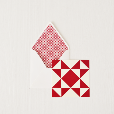 Cartão geométrico vermelho e branco com envelope branco com forro de padrão losangos vermelhos