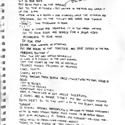 Folha de papel com texto manuscrito em tinta preta e carimbo vermelho circular parcial.
